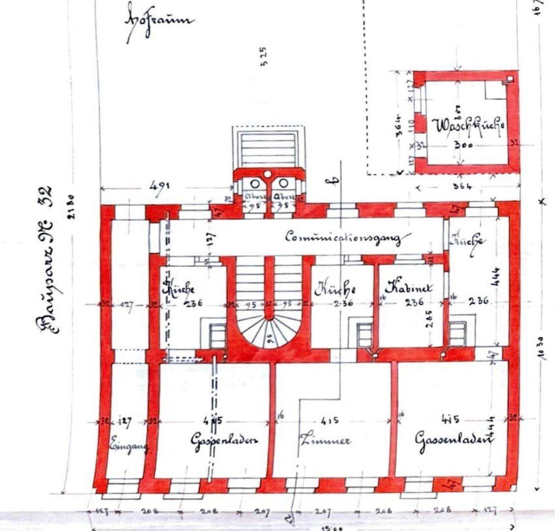 Historischer Grundriss des Erdgeschosses mit verschiedenen Räumen und Treppenhaus.