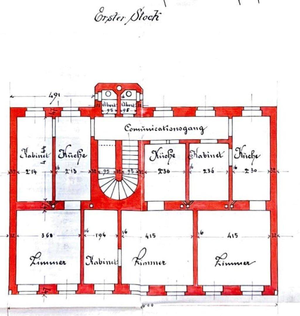 Historischer Grundriss des ersten Stocks mit Zimmern, Küche und Treppenhaus.