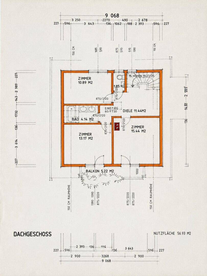 Grundriss des Dachgeschosses mit drei Zimmern, Bad und Balkon, inklusive Maßen.
