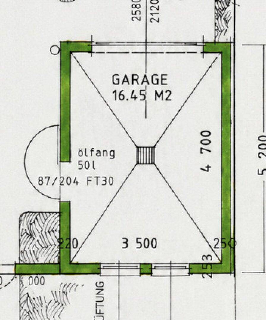 Detailansicht des Garagengrundrisses mit Maßen und Entwässerungssystem.