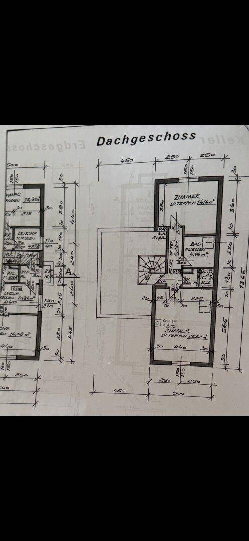 Grundriss des Dachgeschosses mit Zimmern und Bad.