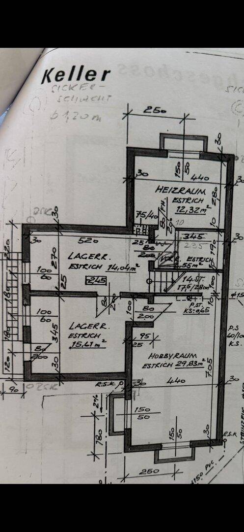 Grundriss des Kellers mit Heizraum, Lagerräumen und Hobbyraum.