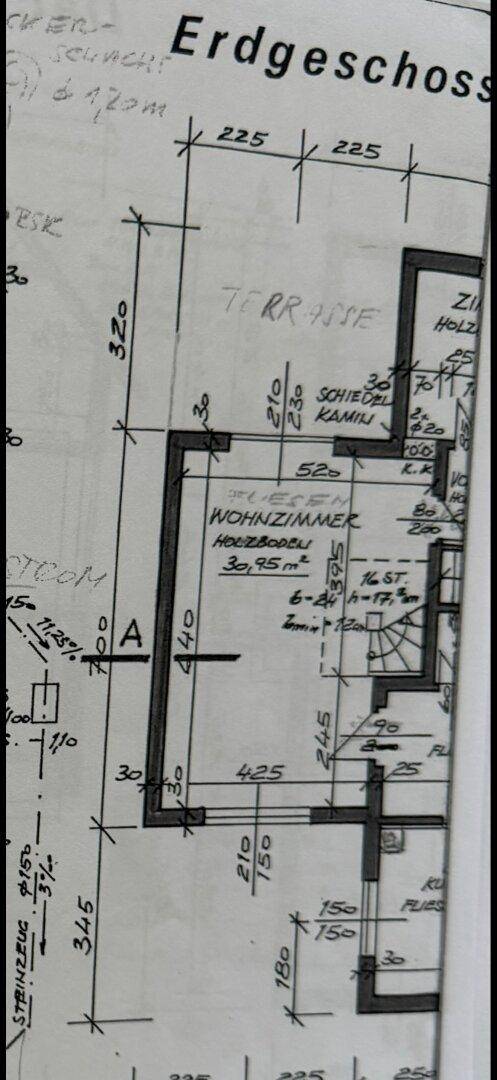 Grundriss des Erdgeschosses mit Wohnzimmer, Terrasse und Wendeltreppe.