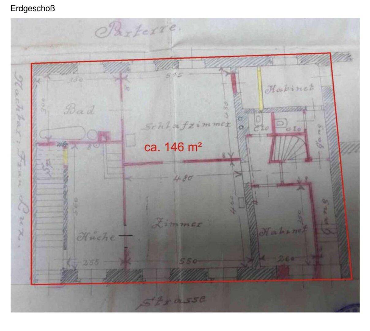 Grundriss des Erdgeschosses mit einer Fläche von circa 146 Quadratmetern, zeigt Bad, Küche und Schlafzimmer.