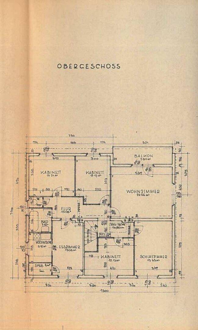 Grundriss des Obergeschosses mit Schlafzimmern, Bad und Balkon.