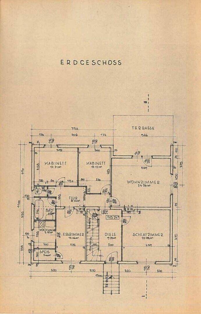 Grundriss des Erdgeschosses mit Wohnzimmer, Esszimmer und Terrasse.