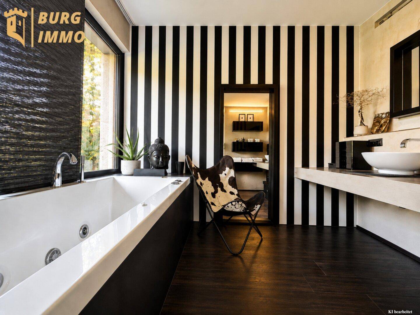 Modernes Badezimmer mit Badewanne, Doppelwaschbecken und auffälliger schwarz-weiß gestreifter Wand.