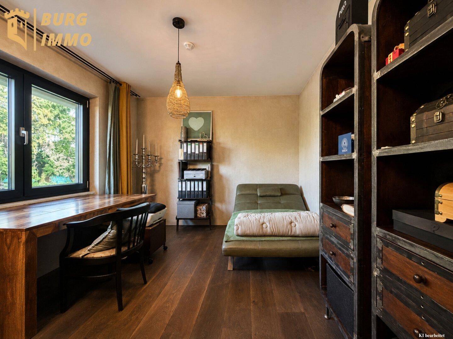 Funktionales Arbeitszimmer mit Holzschreibtisch, Regalen und bequemer Liegefläche am Fenster.