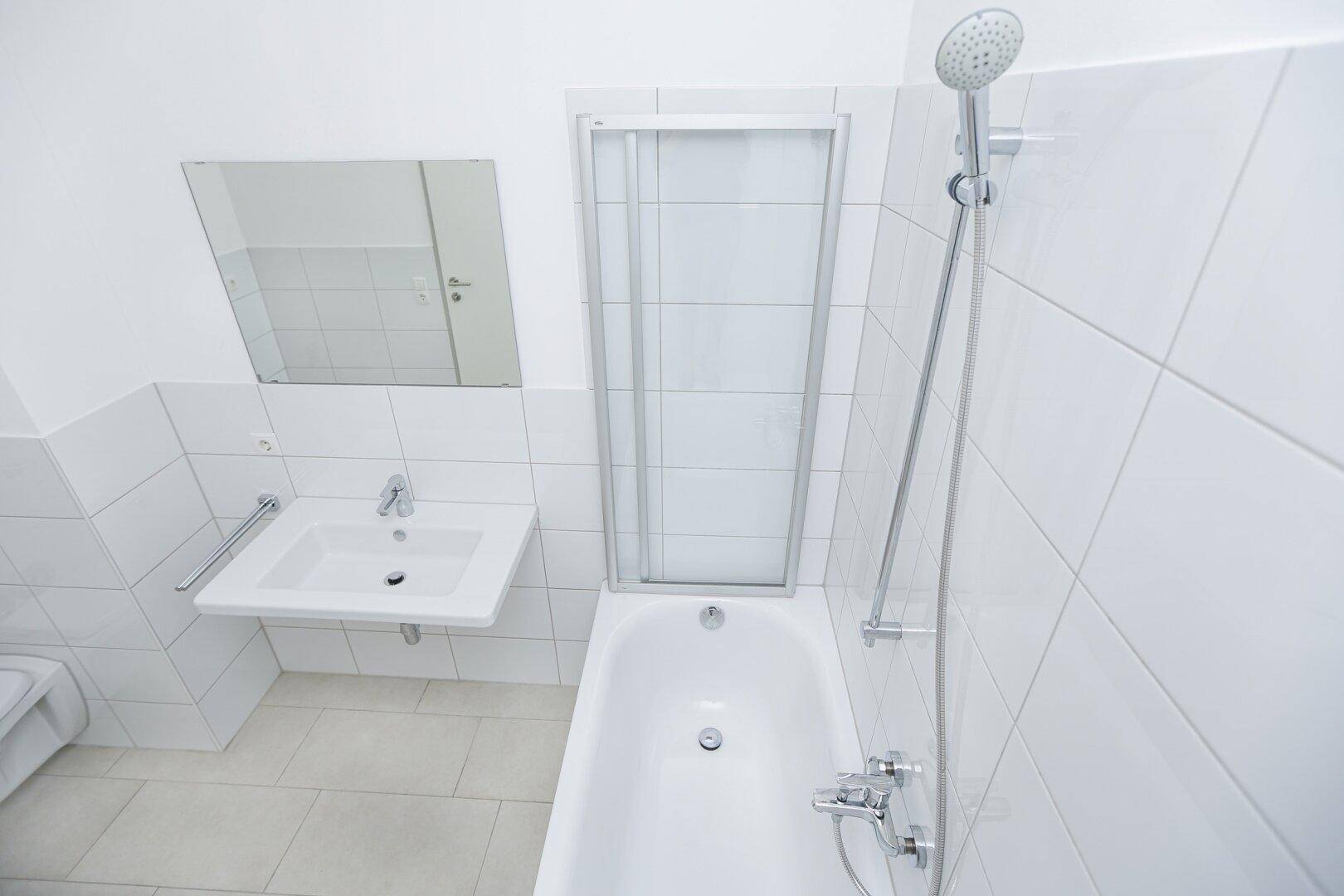 Badewanne mit Duschwand