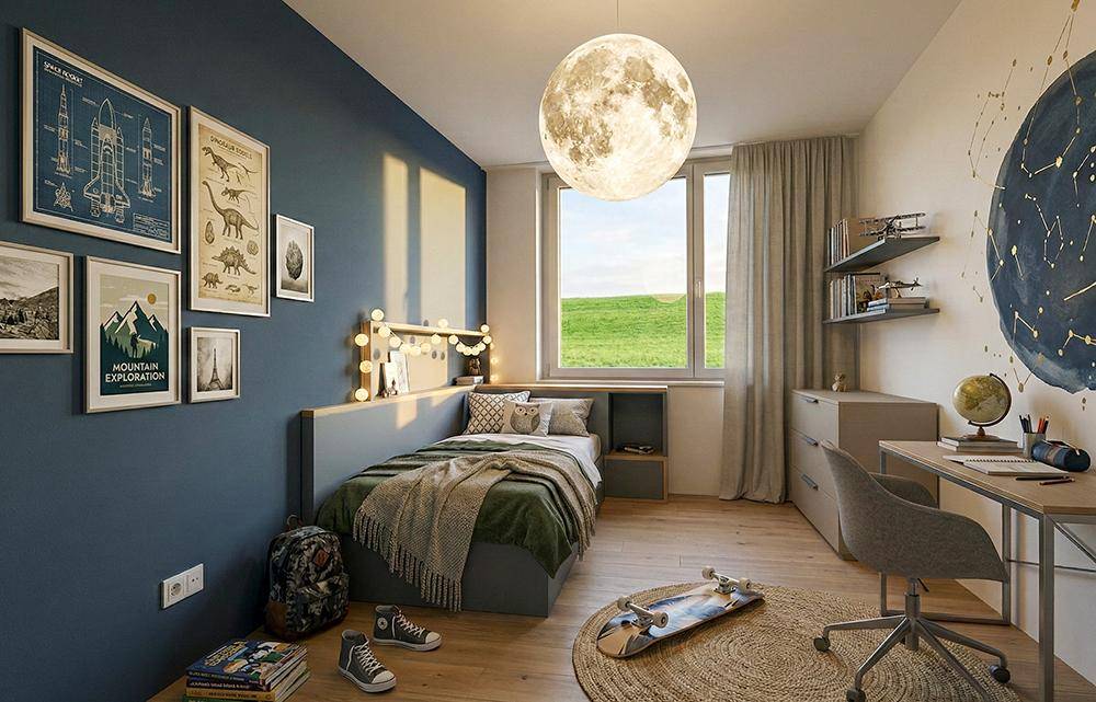 Kinderzimmer mit kreativer Wandgestaltung, Holzboden und großem Fenster mit Blick ins Grüne.