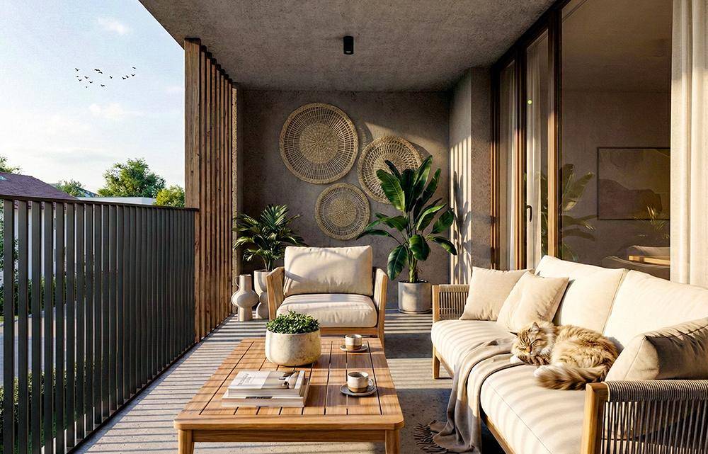 Gemütlicher Balkon mit modernen Outdoor-Möbeln, Pflanzen und einer schlafenden Katze in der Abendsonne.