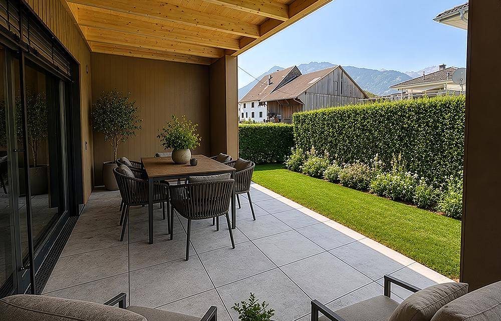 Geräumige Terrasse mit Essbereich und Blick auf die umliegende Berglandschaft.