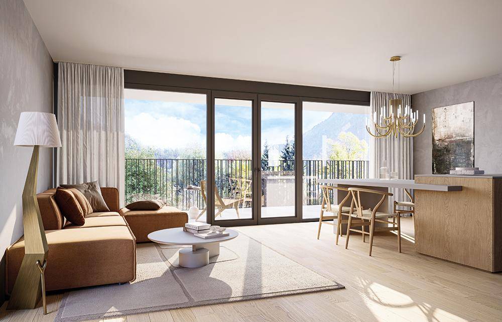 Helles Wohn-Esszimmer mit Holzboden, großen Fenstern und Bergblick.