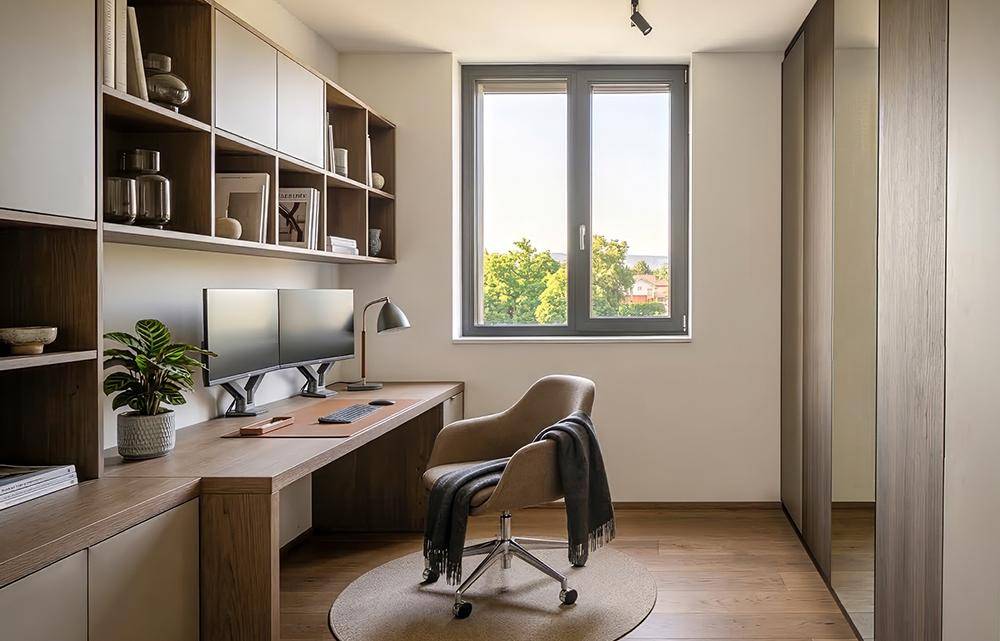 Modernes Arbeitszimmer mit Holzboden, großem Fenster und integrierten Regalen.