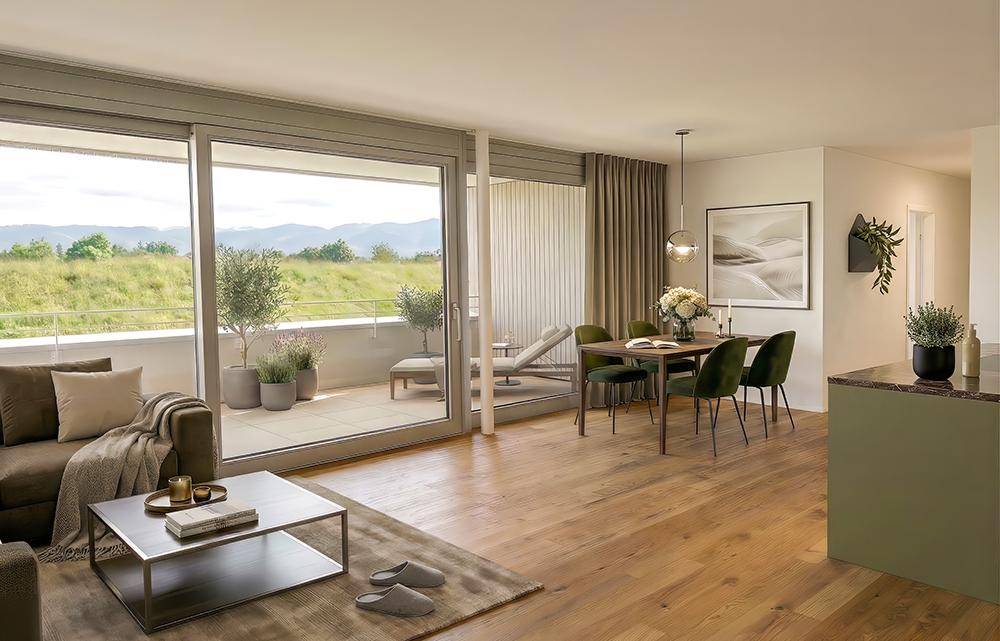 Heller Wohn-Essbereich mit Holzboden, Zugang zum Balkon und Bergblick.