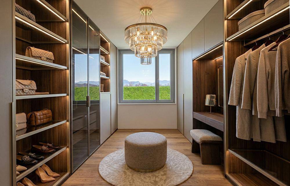 Luxuriöser begehbarer Kleiderschrank mit integrierten Regalen und viel Stauraum.
