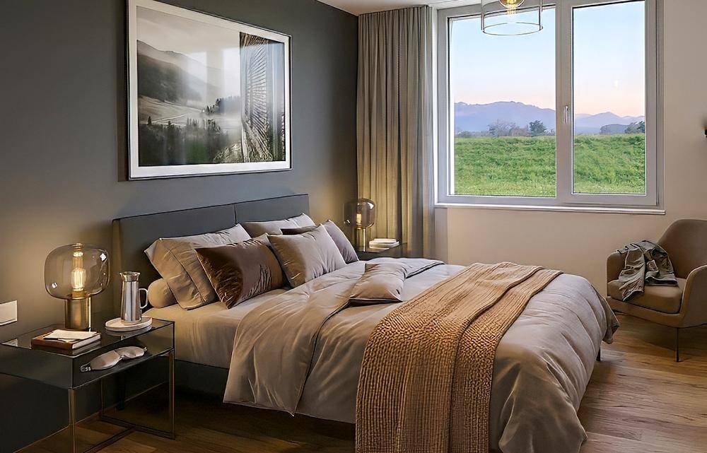 Gemütliches Schlafzimmer mit Holzboden, großem Bett und Bergblick durch das Fenster.