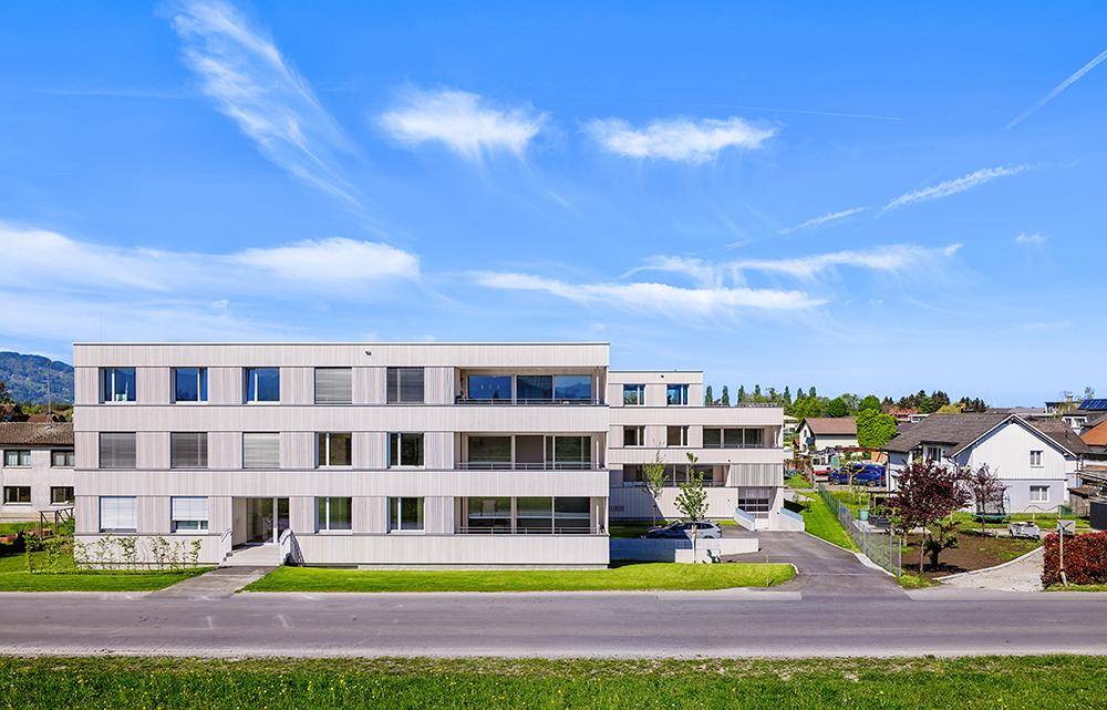 Ansicht der modernen Wohngebäude mit klarer Architektur und gepflegter Außenanlage.