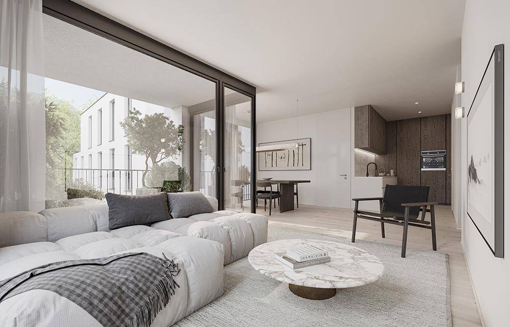 Heller offener Wohnbereich mit moderner Einrichtung, großer Fensterfront und Zugang zur Terrasse.