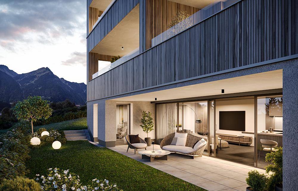Gemütliche Terrasse im Erdgeschoss mit modernen Gartenmöbeln und Blick auf die umliegenden Berge.