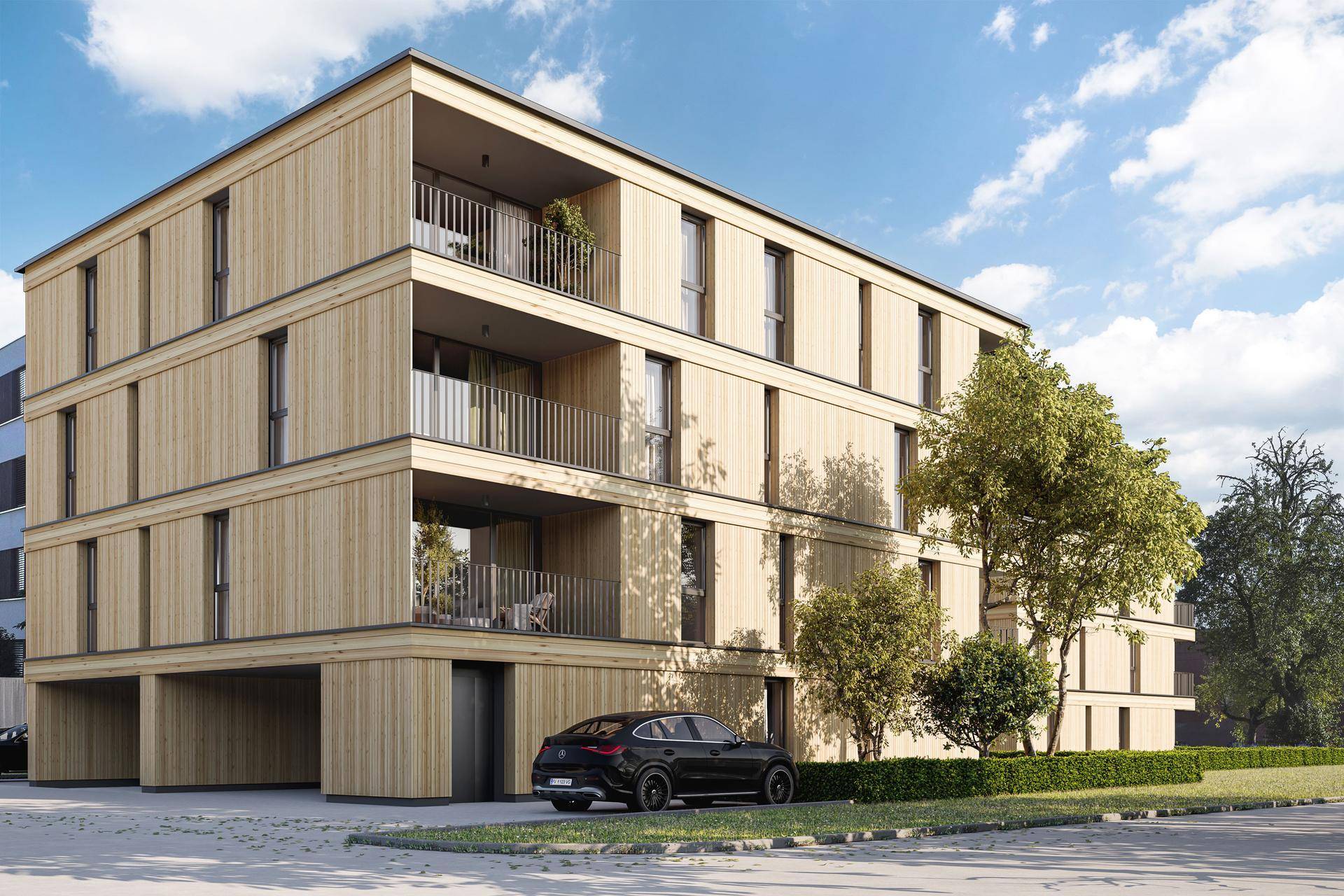 Neubau-Wohngebäude mit Holzfassade, Balkonen und überdachten Parkplätzen im Freien.