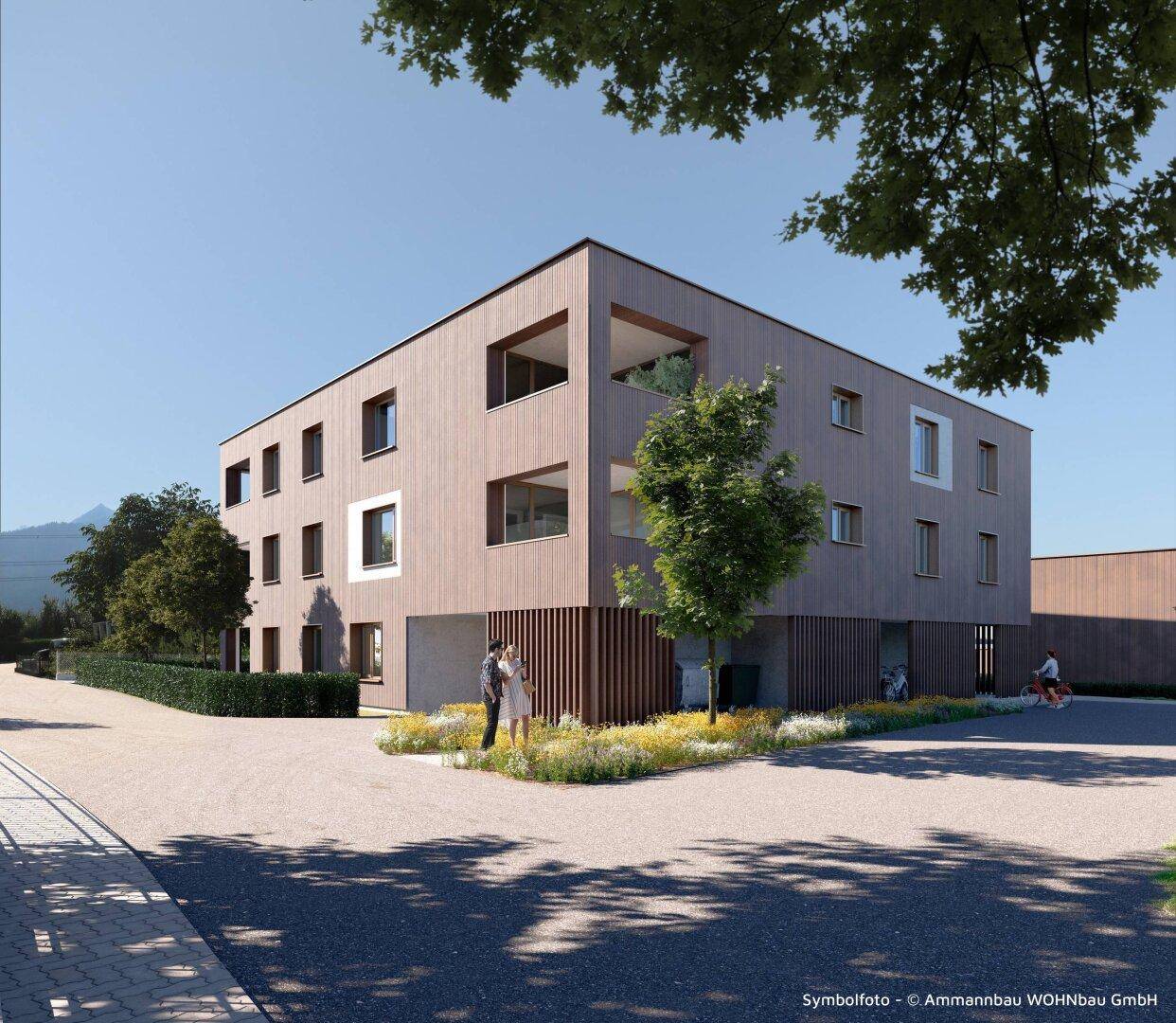 Moderne Architektur mit Holzfassade und großen Fenstern, umgeben von gepflegten Grünflächen.
