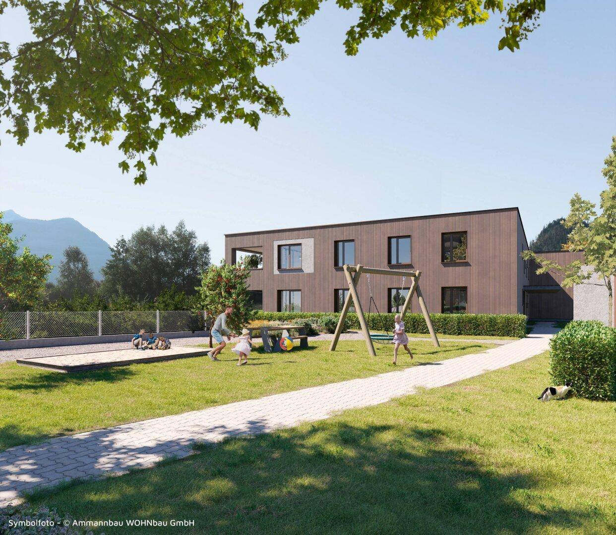 Wohngebäude mit großzügigem Spielplatzbereich und Sandkasten, ideal für Familien in grüner Umgebung.