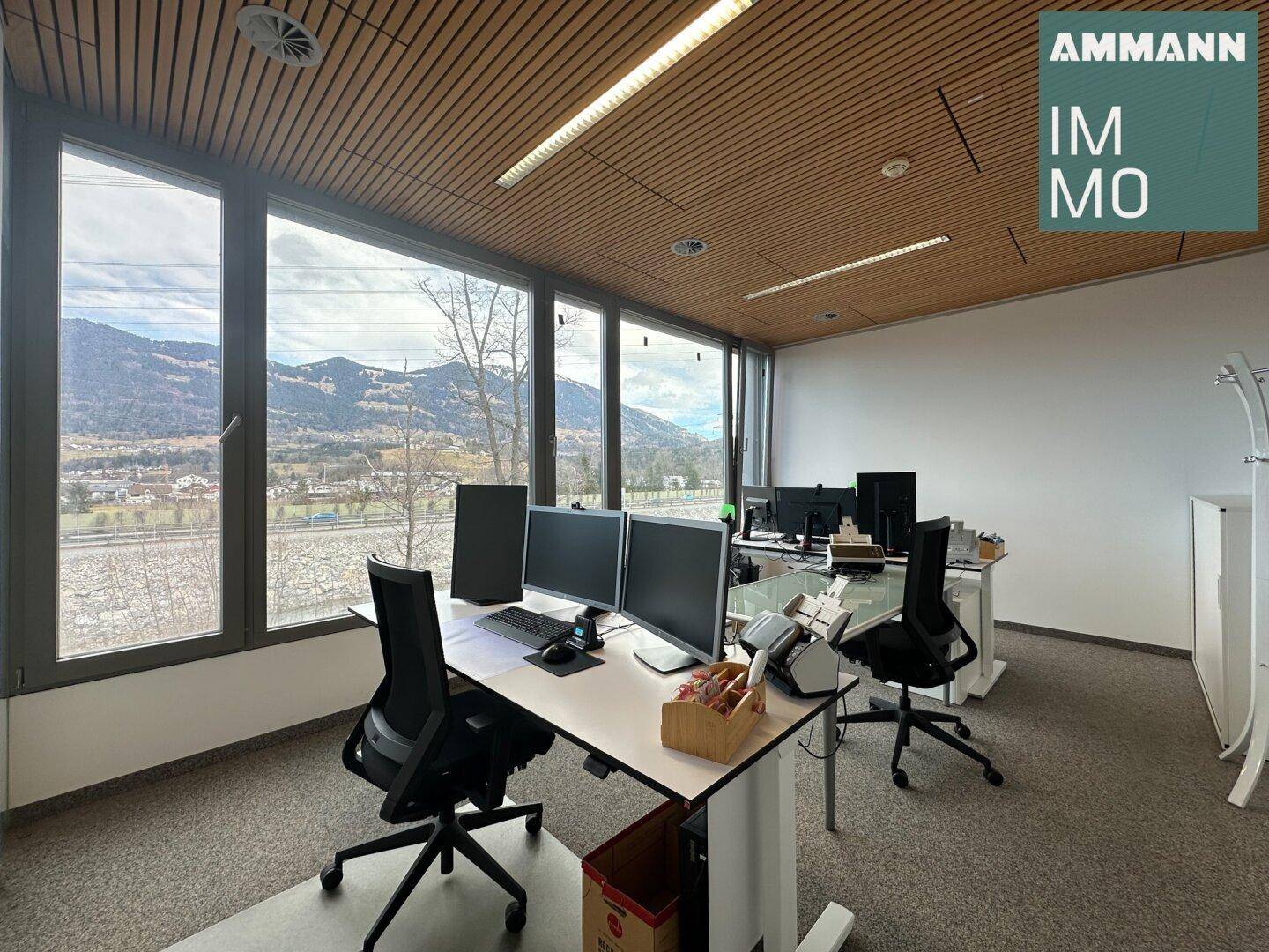 Offenes Büro mit mehreren Arbeitsplätzen, Panoramablick auf die Berge und moderne Ausstattung.
