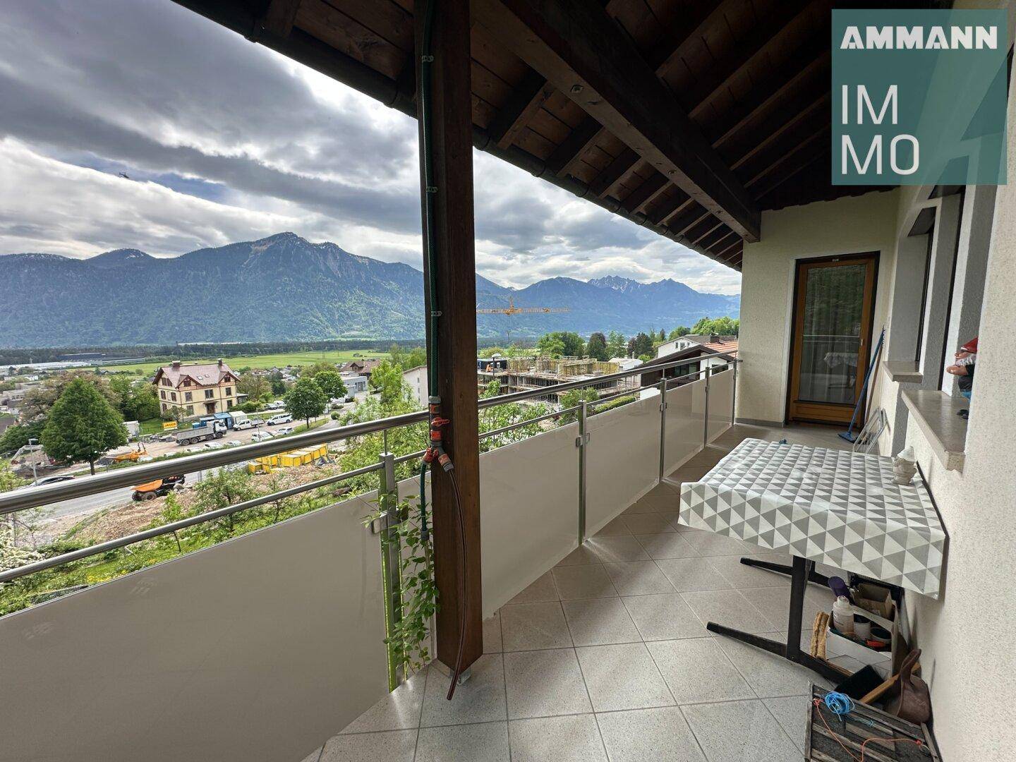 Balkon mit Fliesenboden und Geländer, bietet einen weiten Blick auf die Berge.