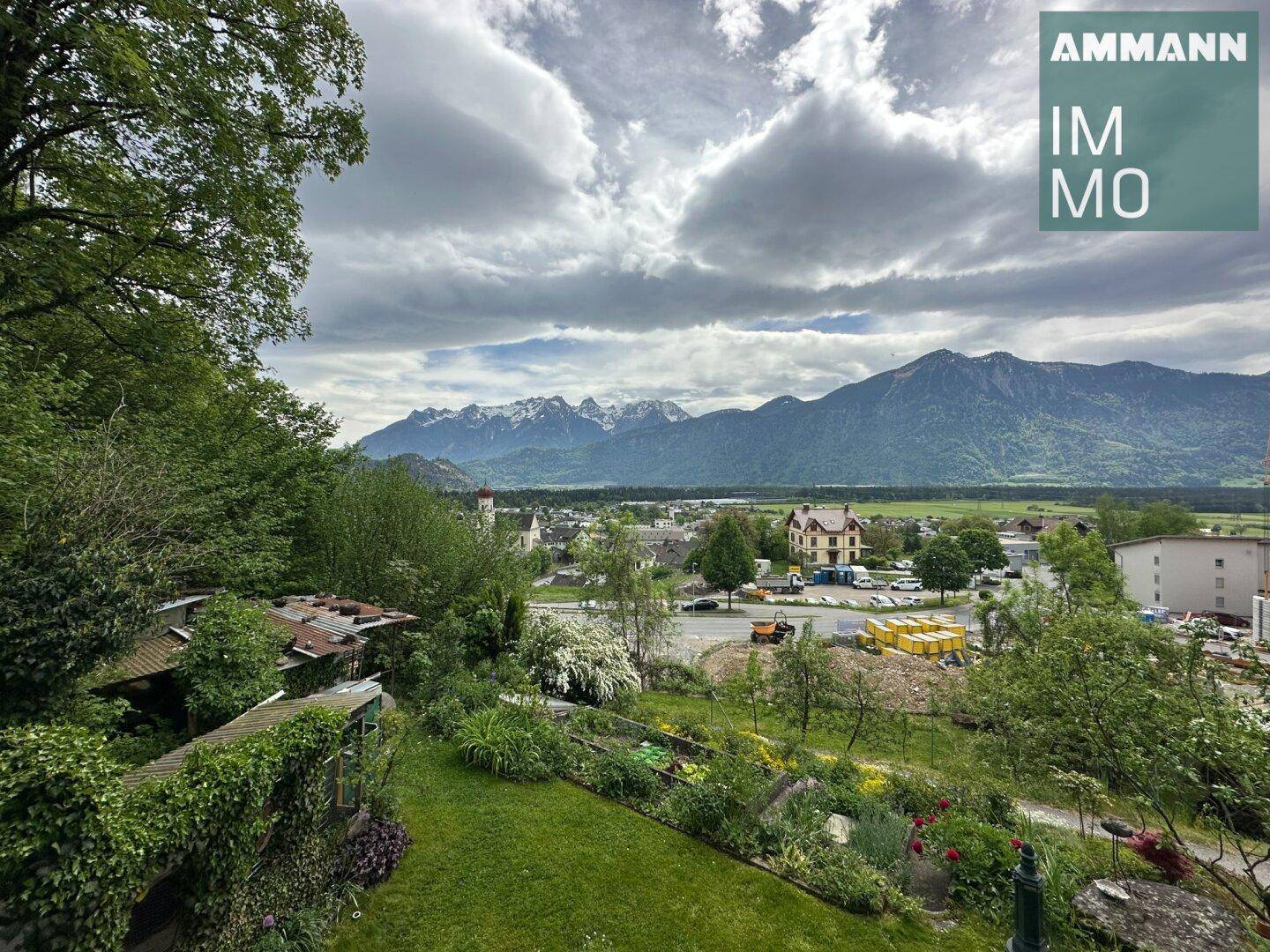Panoramablick vom Garten über die Landschaft mit beeindruckender Bergkulisse.