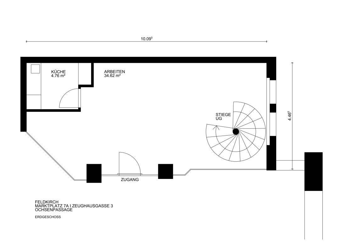 Grundriss des Erdgeschosses mit Küche, Arbeitsbereich und Wendeltreppe zum Untergeschoss.