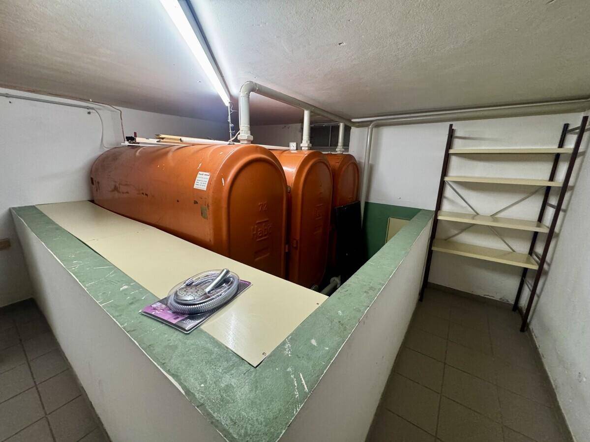 Lagerraum im Keller mit Öltanks und Regalen, bietet viel Stauraum.