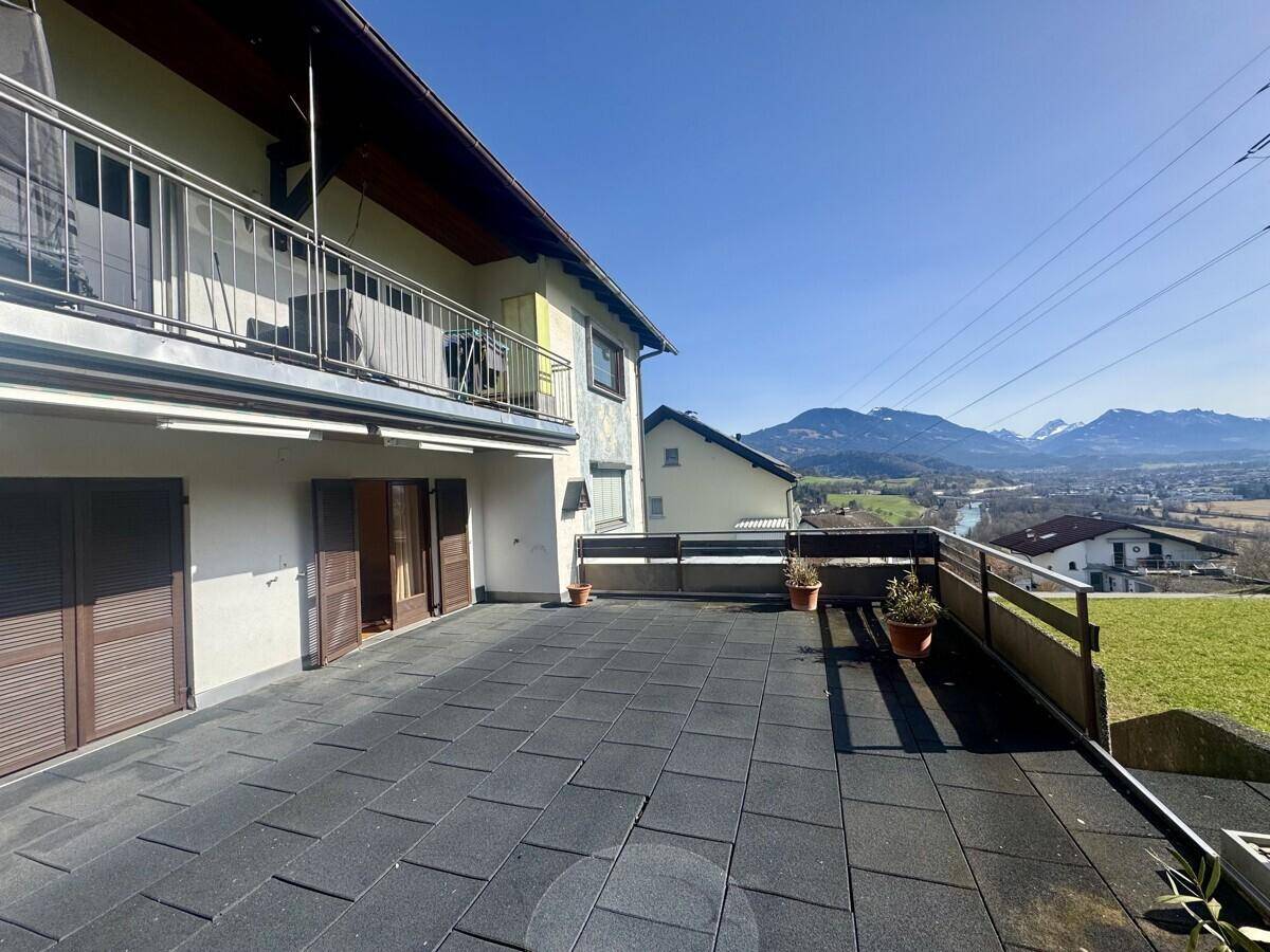 Weitläufige Terrasse mit Blick auf die umliegende Landschaft und die Berge.