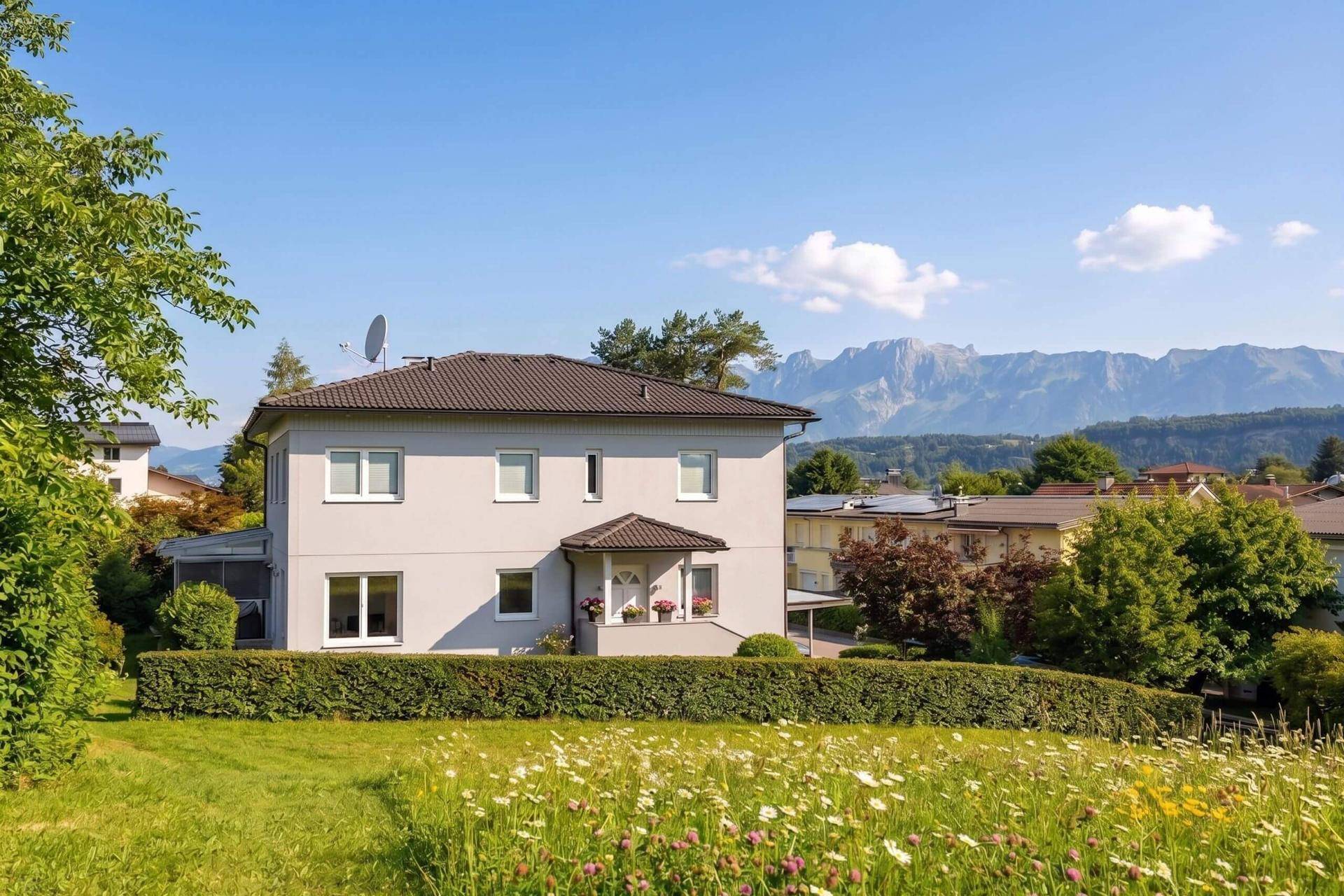Helles Einfamilienhaus mit gepflegtem Garten und Bergblick in sonniger Lage.