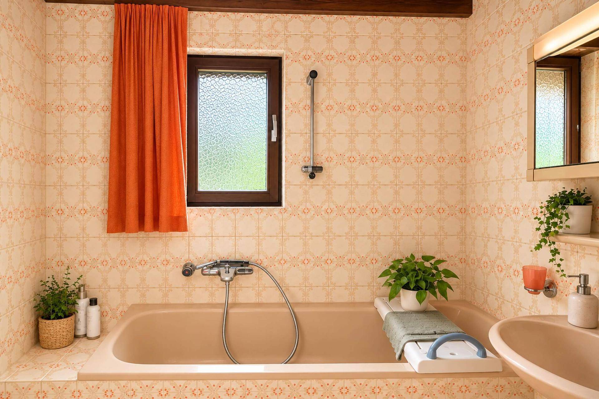 Badezimmer im Stil der 80er Jahre mit Badewanne, Waschbecken und gemusterten Fliesen.