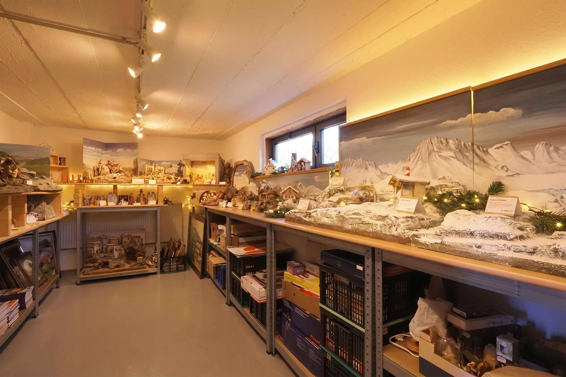 Geräumiger Lagerraum oder Hobbyraum mit Regalen und Ausstellungsstücken, vielseitig nutzbar.