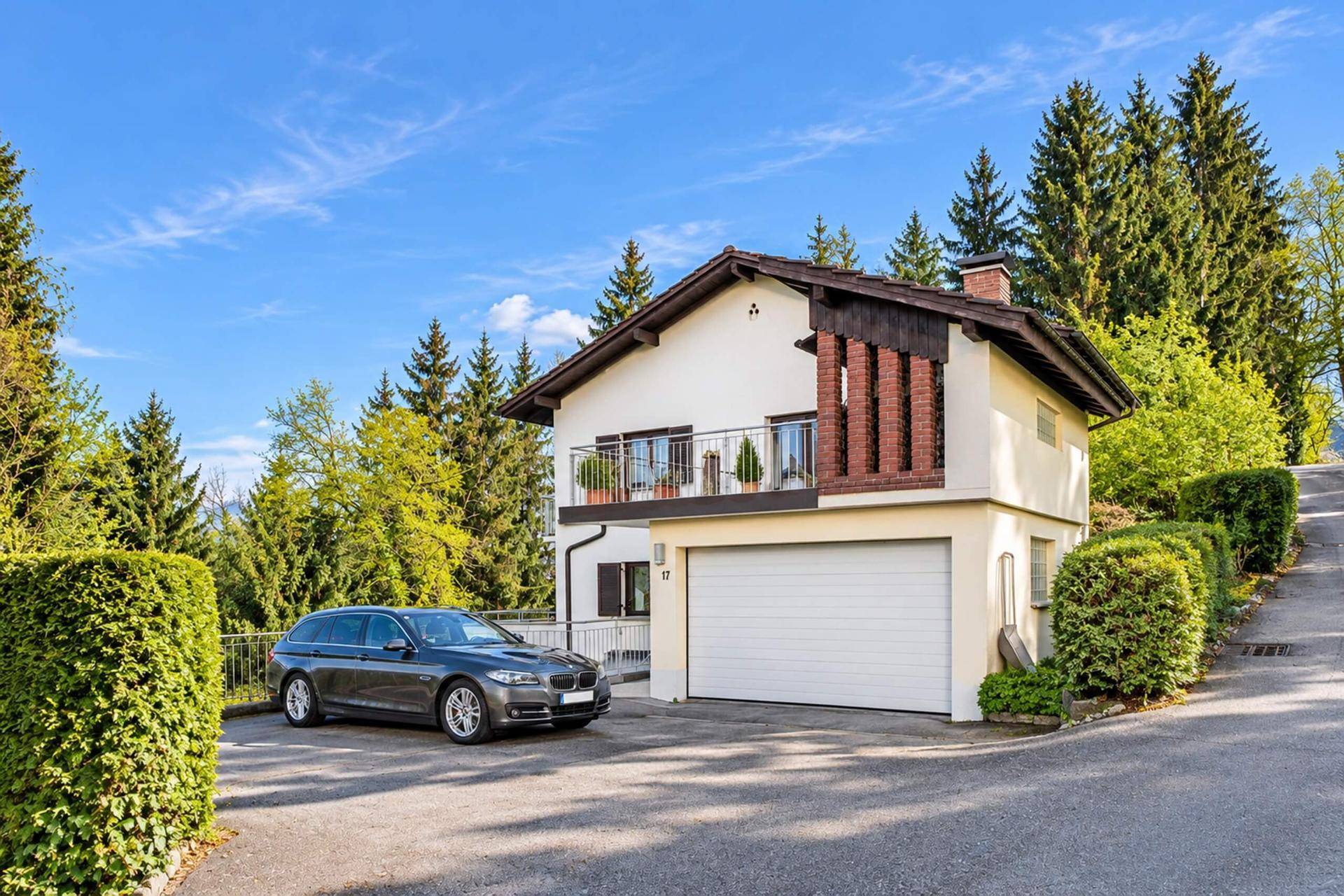 Freistehendes Einfamilienhaus mit Garage, Balkon und gepflegter Außenanlage in sonniger Lage.