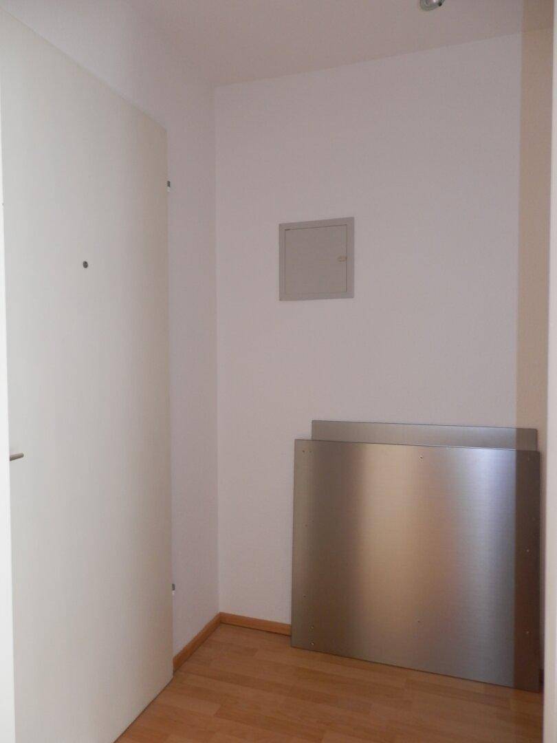 Kleiner Abstellraum mit Laminatboden und weißen Wänden, ideal für zusätzlichen Stauraum.