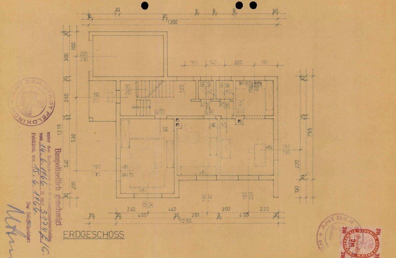 Historischer Grundriss des Erdgeschosses mit Raumaufteilung und Maßen.