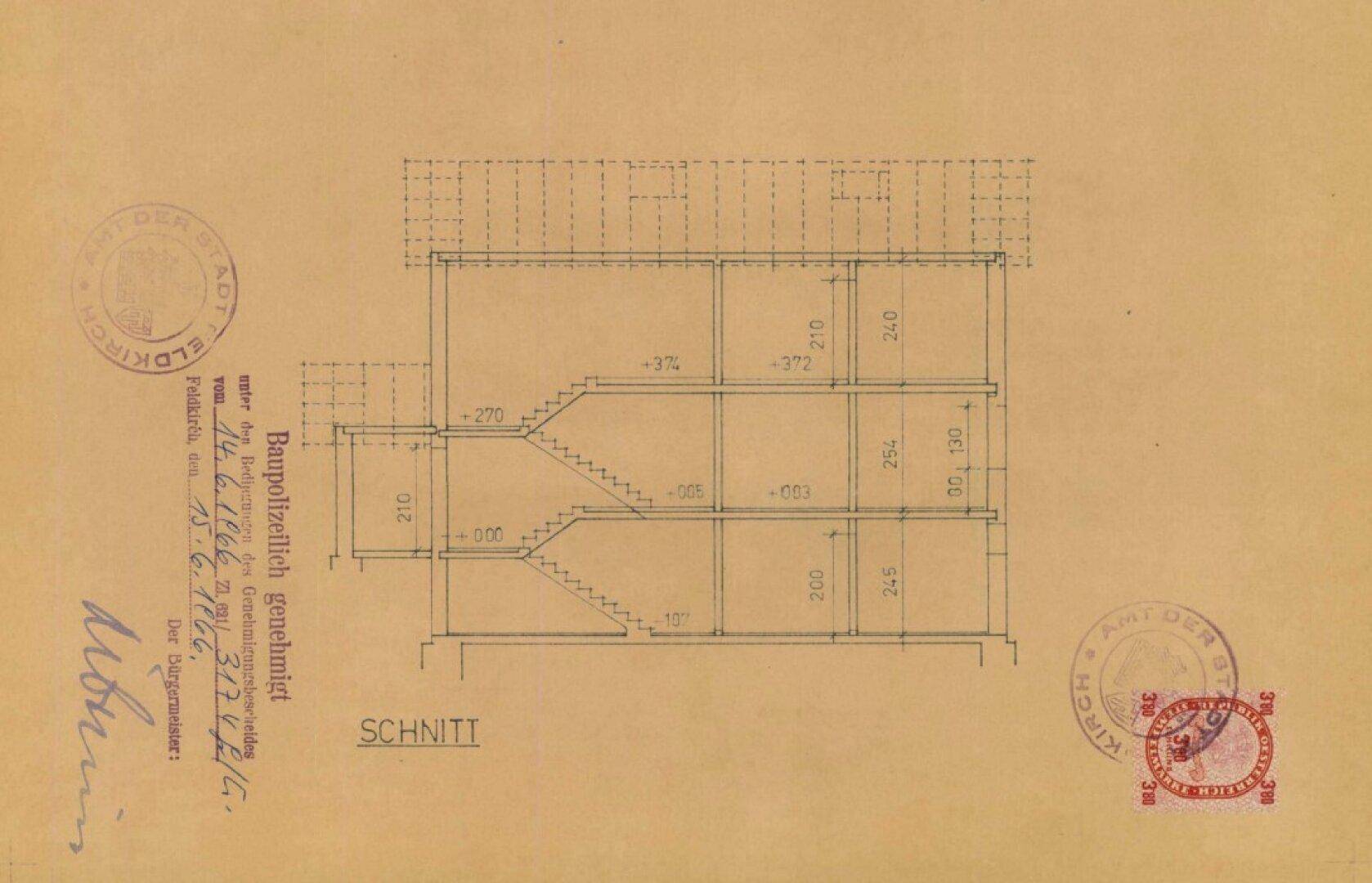 Historischer Schnitt durch das Gebäude zeigt die Geschosshöhen und Treppen.