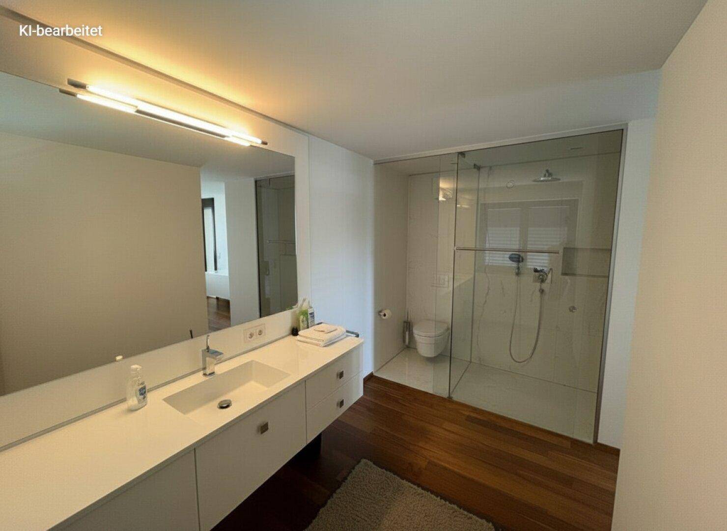 Modernes Badezimmer mit begehbarer Dusche, Doppelwaschbecken und dunklem Holzboden.