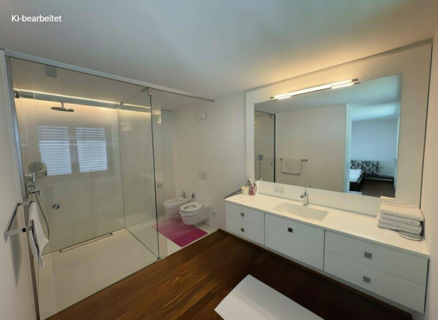 Modernes Badezimmer mit begehbarer Dusche, Bidet, Einzelwaschbecken und dunklem Holzboden.