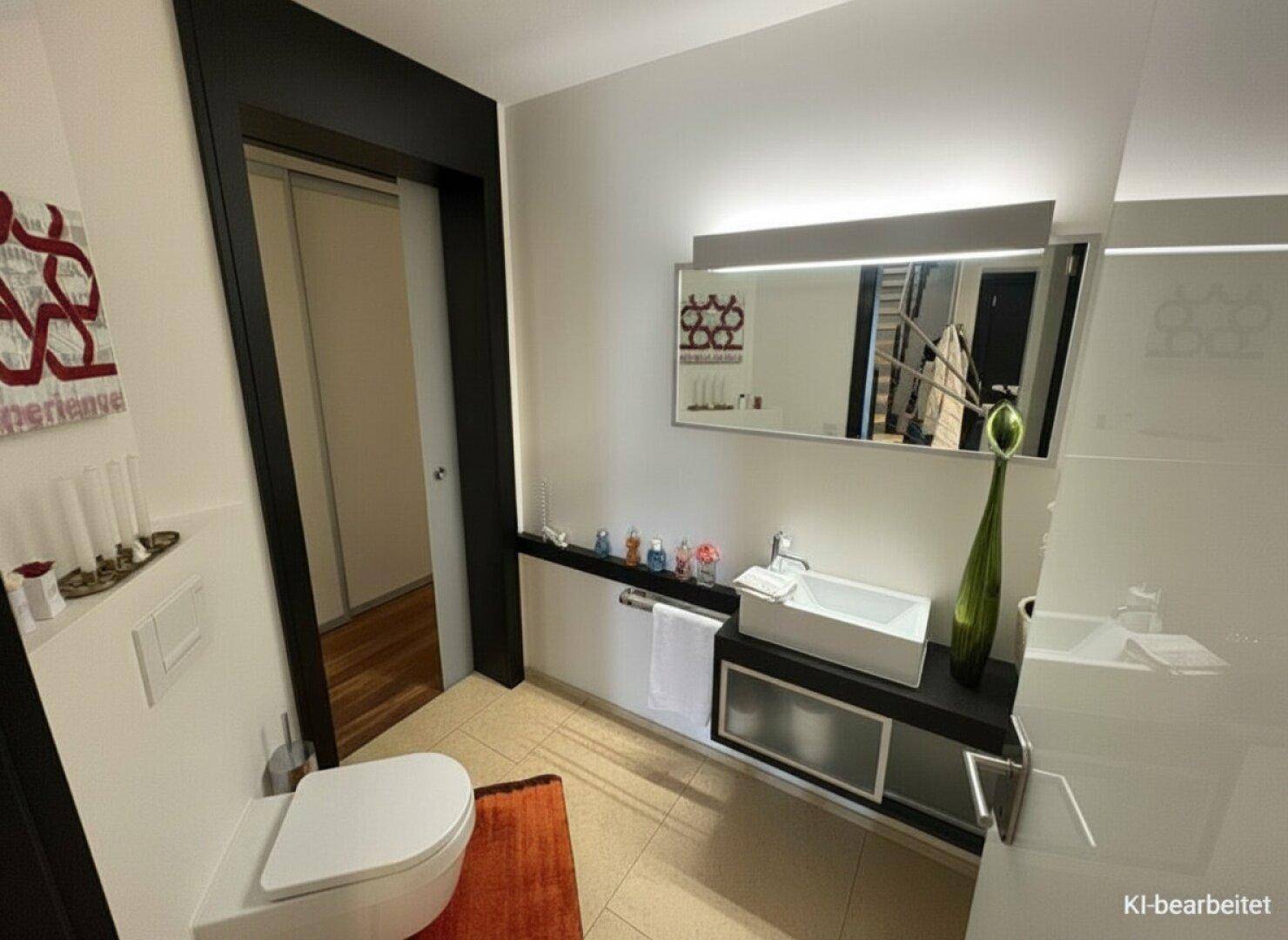 Gäste-WC mit wandhängendem WC, Einzelwaschbecken und hellem Fliesenboden.