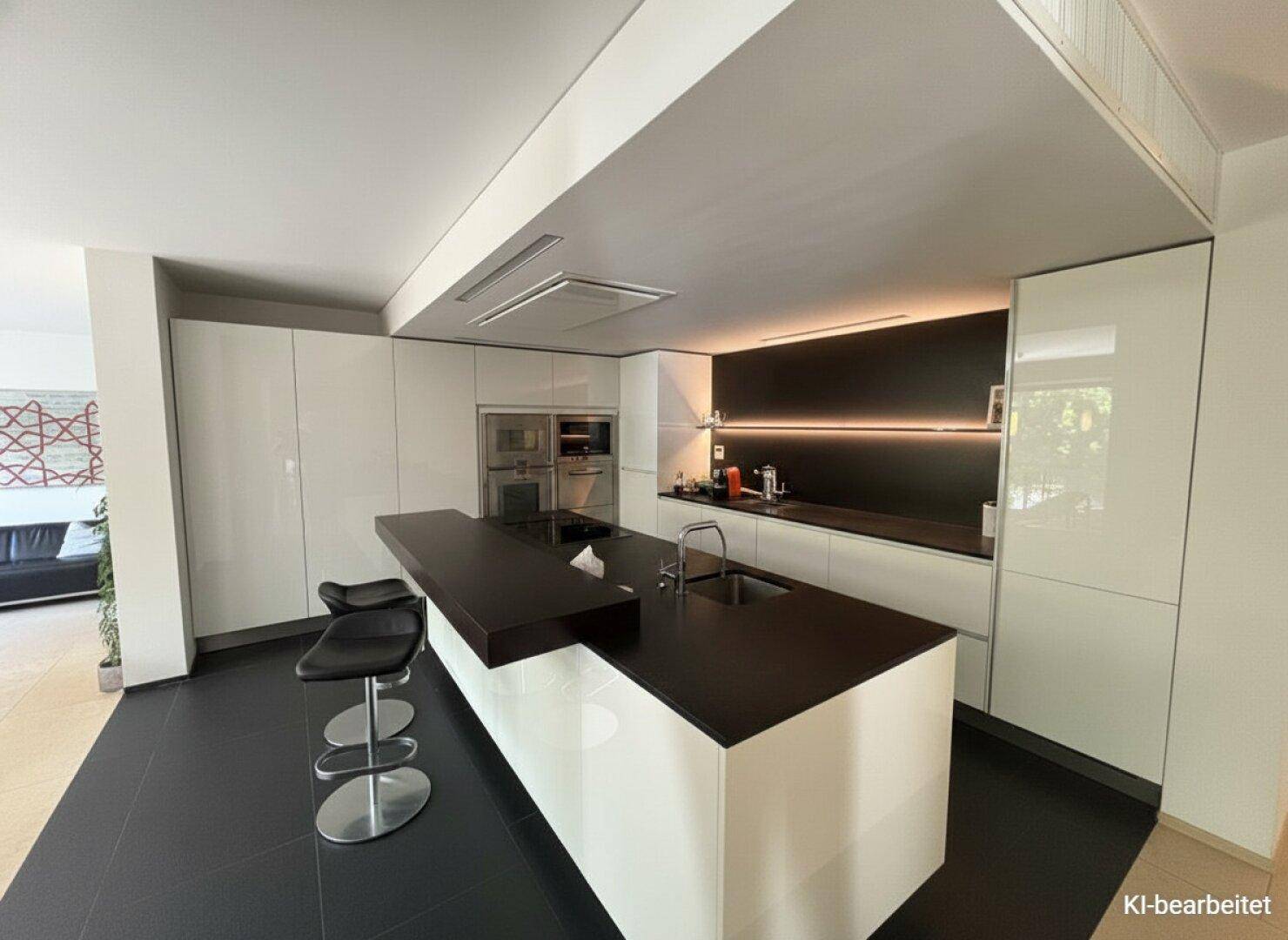Moderne Küche mit weißen Hochglanzschränken, dunkler Kücheninsel und dunklem Fliesenboden.