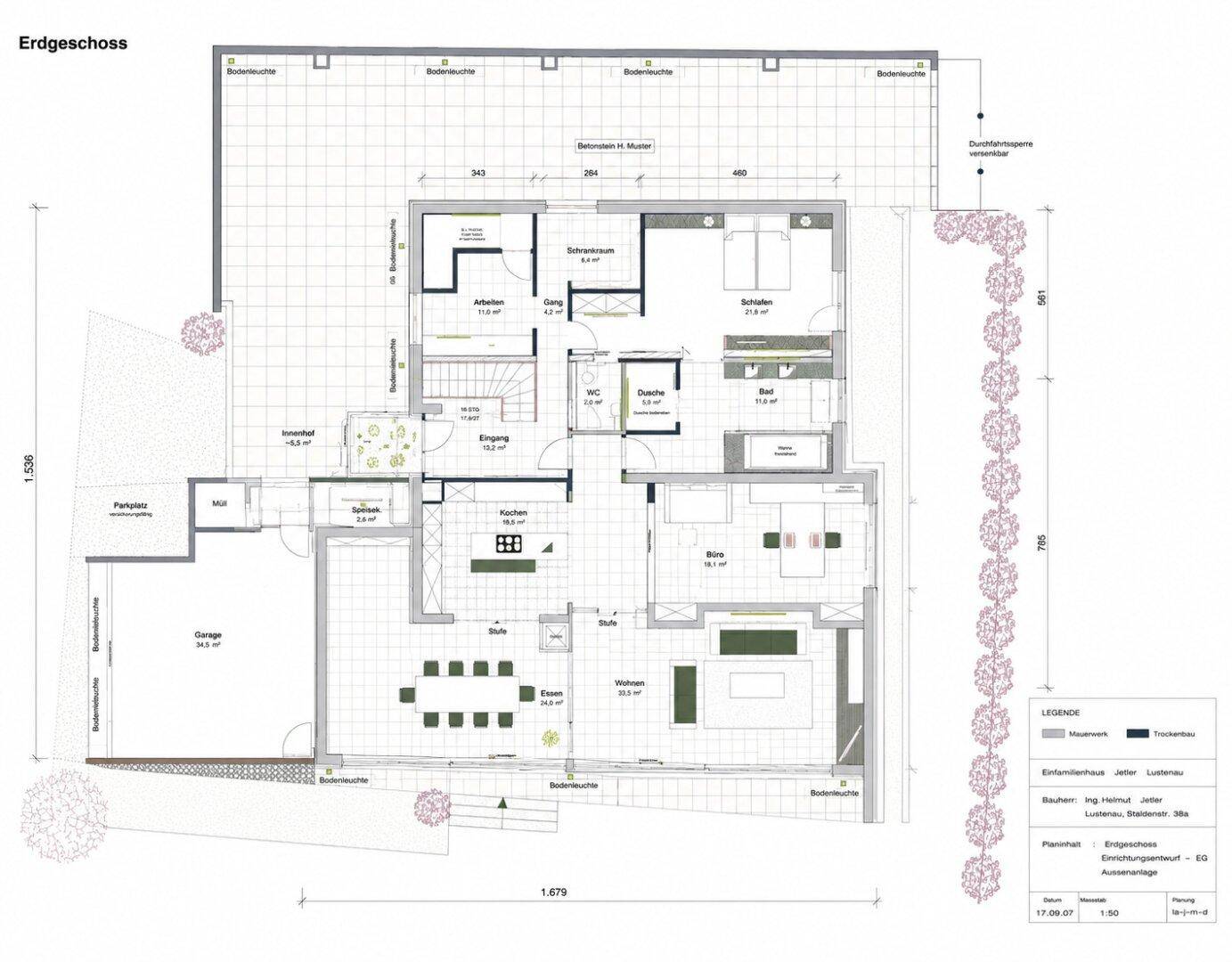 Grundriss des Erdgeschosses mit Garage, Küche, Essbereich, Wohnzimmer und Büro.