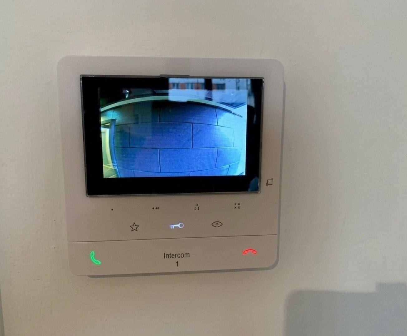 Moderne Video-Gegensprechanlage an der Wand, bietet Sicherheit und Komfort für Bewohner.