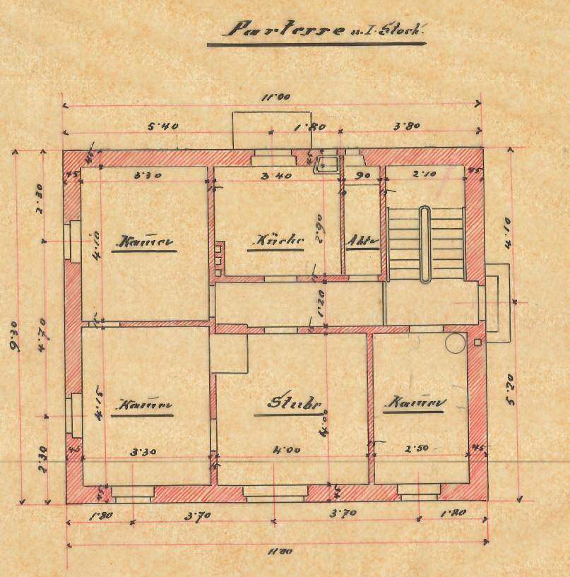 Historischer Grundriss des Erdgeschosses mit mehreren Zimmern, Küche und Treppenhaus, inklusive Maßangaben.