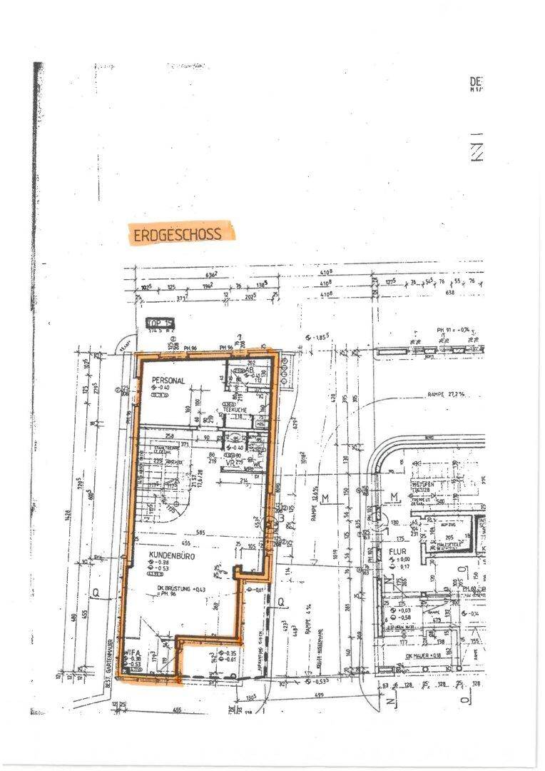 Grundriss des Erdgeschosses mit Bürobereichen und Personalräumen.