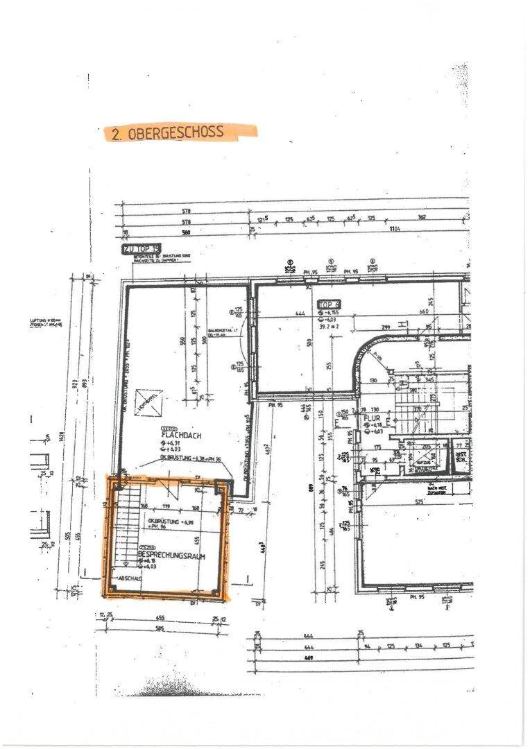 Grundriss des zweiten Obergeschosses mit Besprechungsraum und Flachdachbereich.