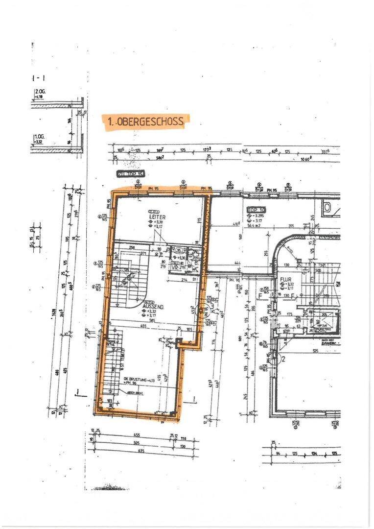 Grundriss des ersten Obergeschosses mit Büroräumen und Treppenhaus.